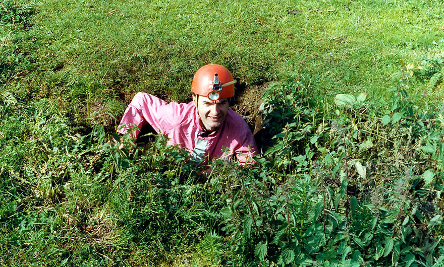 Ende der 1980er-Jahre hat die Höhlenforscher-Gemeinschaft Trüssel (HGT) den Kühlkeller neben dem Stäubiloch wiederentdeckt. Foto August 1989: Martin Trüssel.