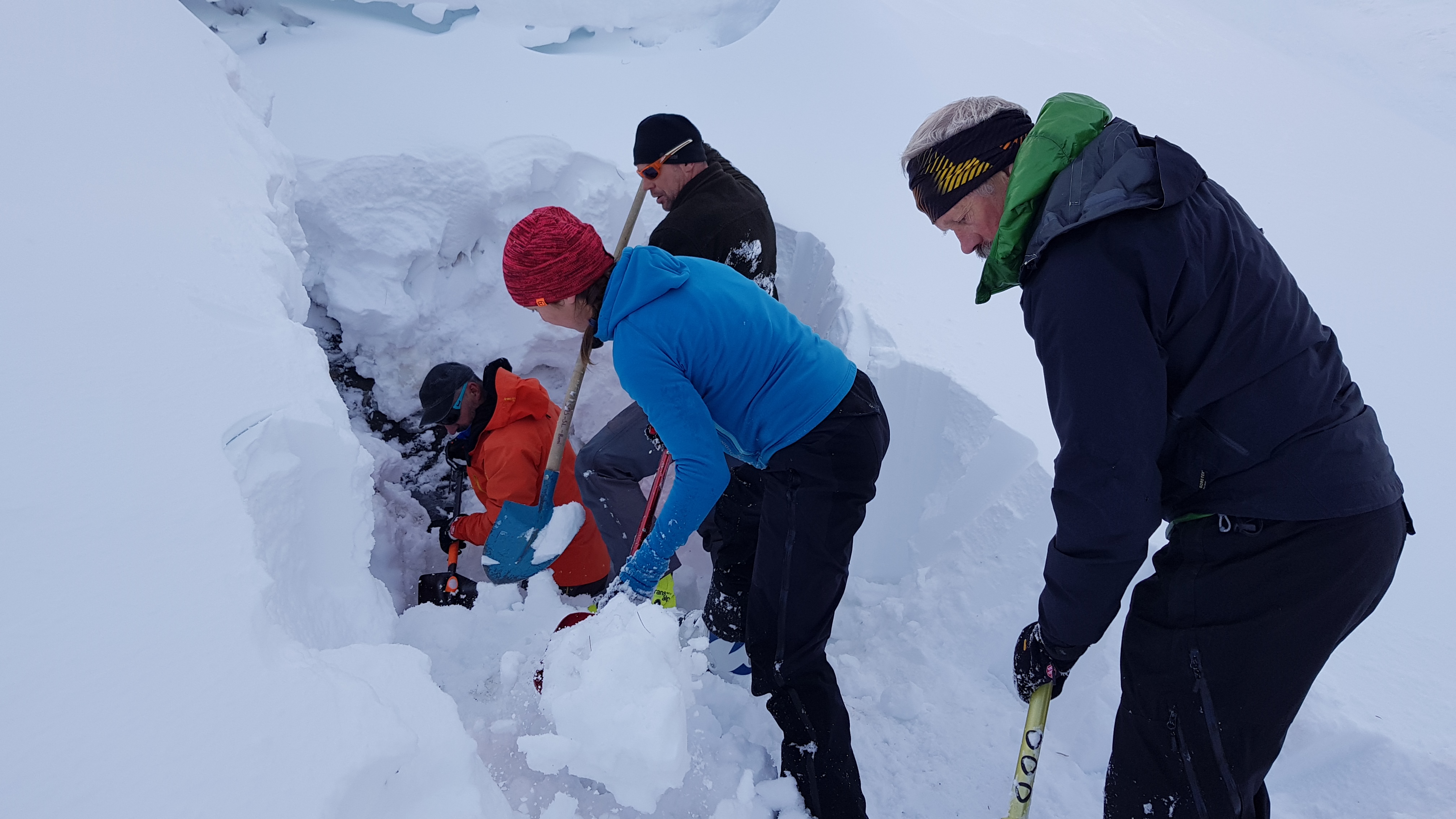 Aufgraben des Wasserdruckstollen-Eingangs zum Auftakt des ersten Höhlenguide-Instruktionstags.