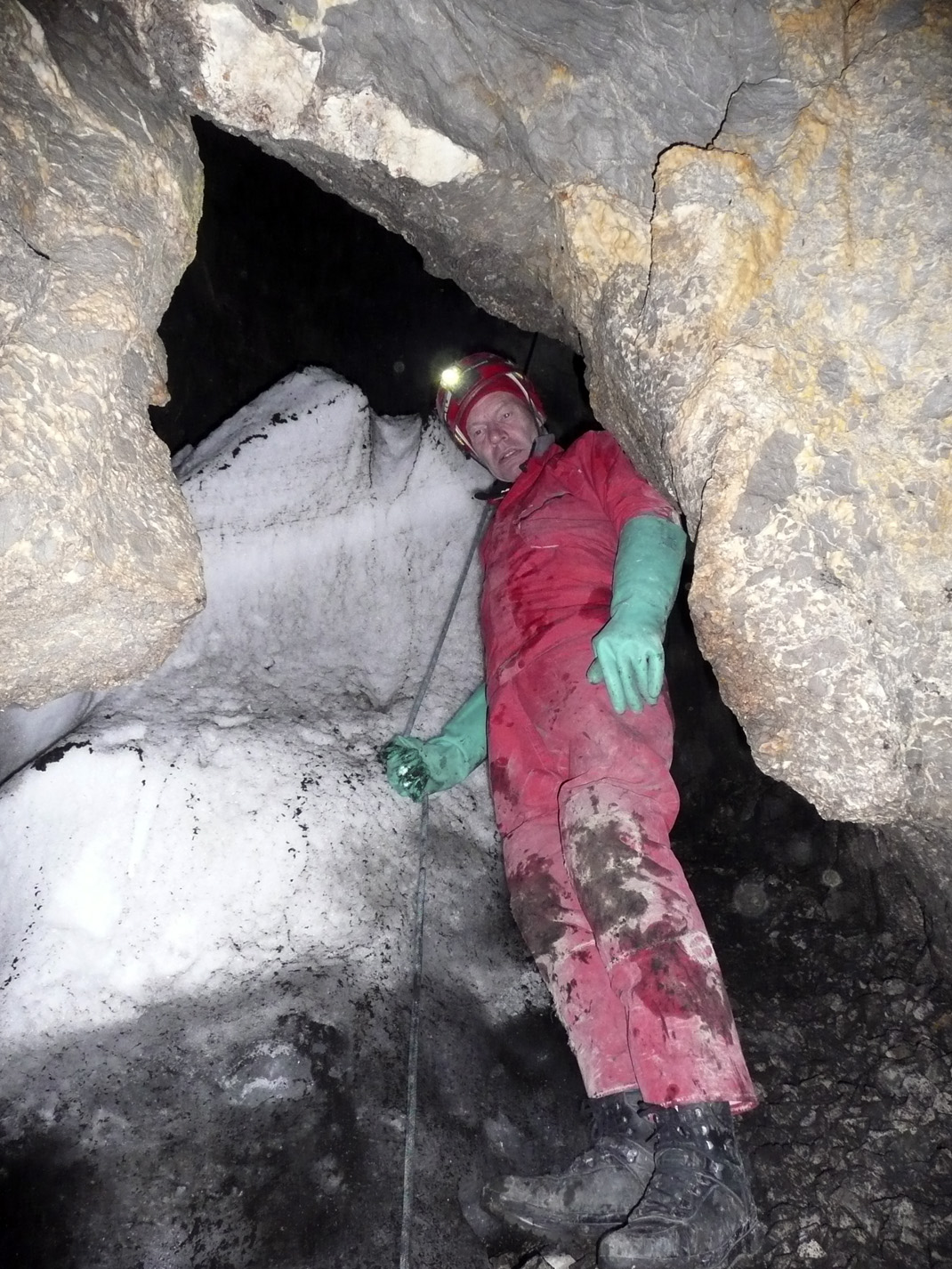 Letzte Schnee- und Firnreste im unteren Bereich der Schachthöhle im September 2008.